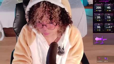 Snapshot of emma_nakamura chatting on 05/30/26, 10:34 online show from 05/30/26, 10:34