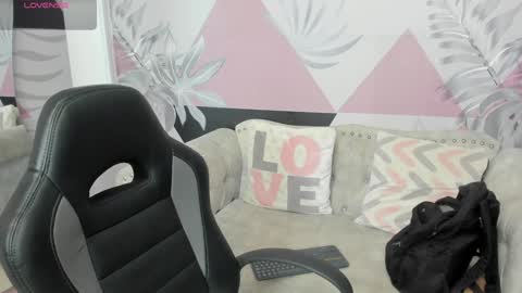 Snapshot of emma_petite4u chatting on 01/27/25, 06:20 Emma online show from 01/27/25, 06:20