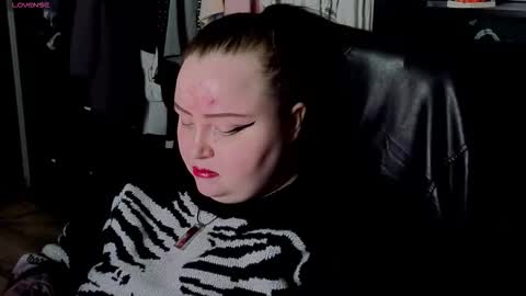 Emma Razumovskaya online show from 10/31/25, 09:16