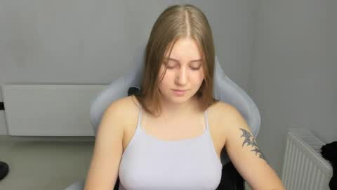 Snapshot of emma_sweettyy chatting on 07/13/26, 05:21 Emma online show from 07/13/26, 05:21