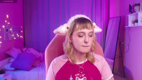 Snapshot of emma_thomps chatting on 04/27/26, 03:10 Rose online show from 04/27/26, 03:10