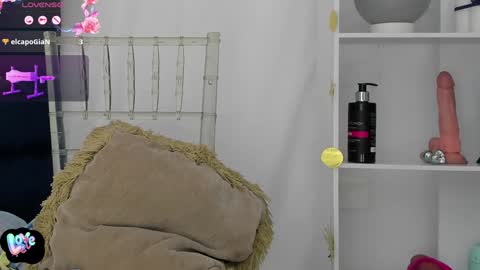 Emma Ucros online show from 01/12/25, 12:07