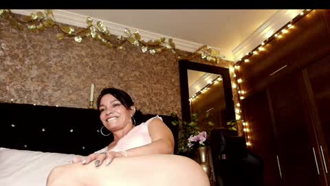 Snapshot of emma_xue chatting on 12/23/24, 10:33 Emma online show from 12/23/24, 10:33