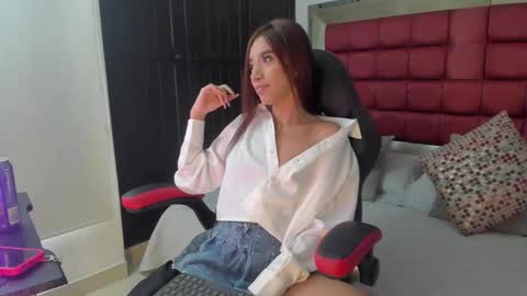 Emma  online show from 10/21/25, 06:19