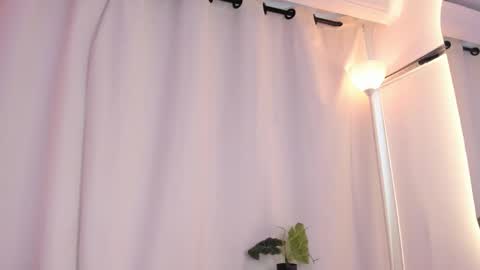 Snapshot of emmaclark_1 chatting on 11/28/25, 10:01 emmaclark_1 online show from 11/28/25, 10:01