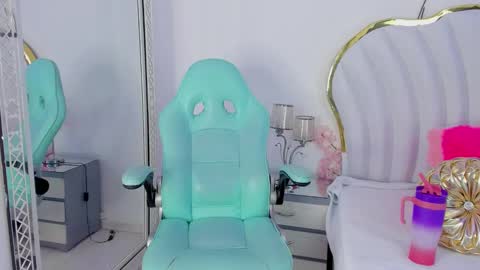 Snapshot of emmacrush chatting on 01/24/25, 08:54 Welcome Im yosein Your love is my passion activate it with your tips and enjoy with me online show from 01/24/25, 08:54