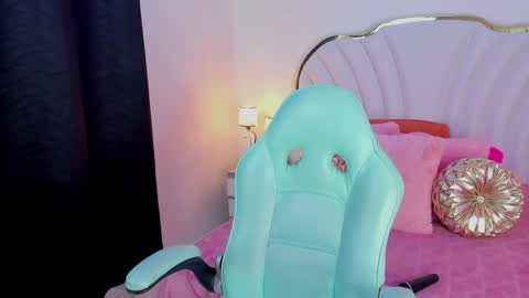 Snapshot of emmacrush chatting on 02/04/25, 10:34 Welcome Im yosein Your love is my passion activate it with your tips and enjoy with me online show from 02/04/25, 10:34