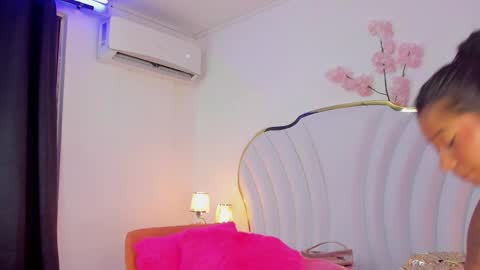 Snapshot of emmacrush chatting on 02/14/25, 01:45 Welcome Im yosein Your love is my passion activate it with your tips and enjoy with me online show from 02/14/25, 01:45