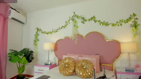 Snapshot of emmacrush chatting on 09/25/25, 08:56 Welcome Im yosein Your love is my passion activate it with your tips and enjoy with me online show from 09/25/25, 08:56