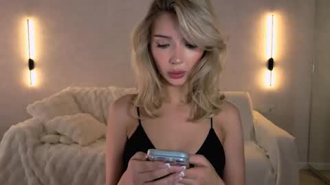 Snapshot of emmakeam_ chatting on 05/05/26, 03:14 Emma online show from 05/05/26, 03:14