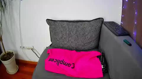 Snapshot of emmakros chatting on 03/01/25, 03:49 emmakros online show from 03/01/25, 03:49