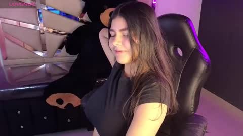 Snapshot of emmalee_a chatting on 12/19/24, 02:02 Emma online show from 12/19/24, 02:02