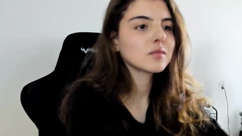 Snapshot of emmamon chatting on 01/11/26, 12:32 Emma online show from 01/11/26, 12:32