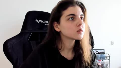 Snapshot of emmamon chatting on 02/12/26, 10:43 Emma online show from 02/12/26, 10:43