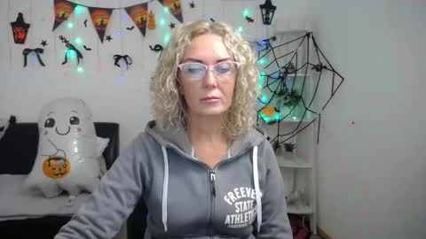 Snapshot of emmapark738567 chatting on 10/19/25, 05:08 Emma online show from 10/19/25, 05:08