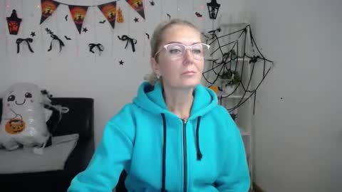 Snapshot of emmapark738567 chatting on 11/02/25, 06:05 Emma online show from 11/02/25, 06:05