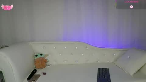 Snapshot of emmasanzoficial chatting on 09/18/25, 11:34 Sara online show from 09/18/25, 11:34