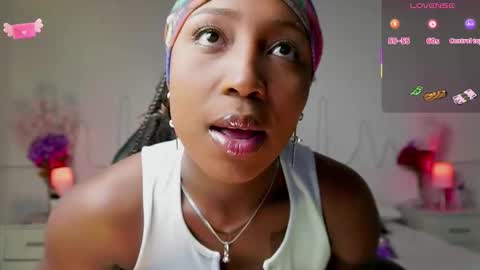 Snapshot of emmasanzoficial chatting on 09/19/25, 11:33 Sara online show from 09/19/25, 11:33