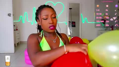 Snapshot of emmasanzoficial chatting on 09/20/25, 11:33 Sara online show from 09/20/25, 11:33