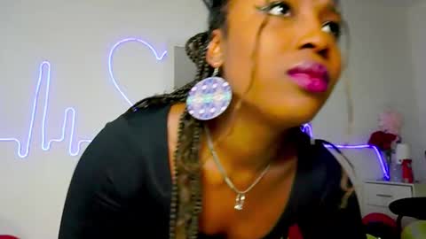 Snapshot of emmasanzoficial chatting on 09/21/25, 11:23 Sara online show from 09/21/25, 11:23