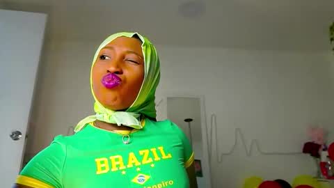 Snapshot of emmasanzoficial chatting on 09/22/25, 11:45 Sara online show from 09/22/25, 11:45