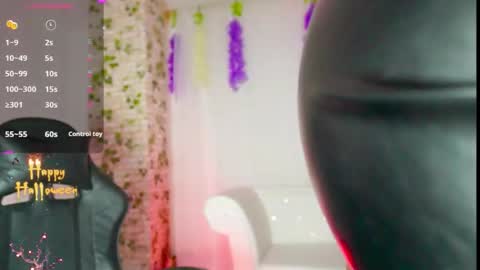 Snapshot of emmasanzoficial chatting on 10/05/25, 11:41 Sara online show from 10/05/25, 11:41