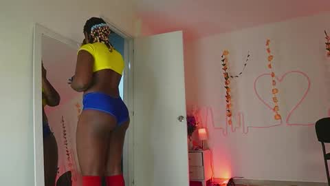 Snapshot of emmasanzoficial chatting on 10/12/25, 11:20 Sara online show from 10/12/25, 11:20