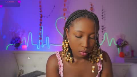 Snapshot of emmasanzoficial chatting on 10/13/25, 11:32 Sara online show from 10/13/25, 11:32