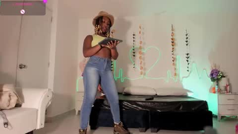 Snapshot of emmasanzoficial chatting on 10/18/25, 11:33 Sara online show from 10/18/25, 11:33