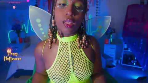 Snapshot of emmasanzoficial chatting on 10/31/25, 11:44 Sara online show from 10/31/25, 11:44