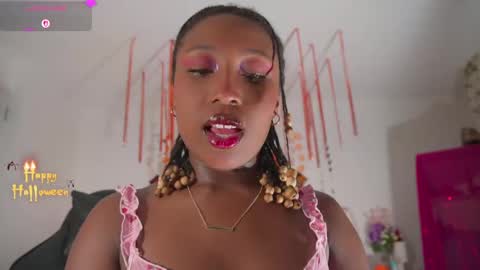 Snapshot of emmasanzoficial chatting on 11/02/25, 12:07 Sara online show from 11/02/25, 12:07