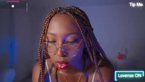 Snapshot of emmasanzoficial chatting on 11/13/25, 11:42 Sara online show from 11/13/25, 11:42