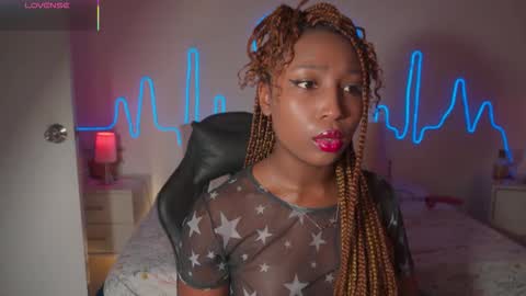 Snapshot of emmasanzoficial chatting on 11/27/25, 11:23 Sara online show from 11/27/25, 11:23