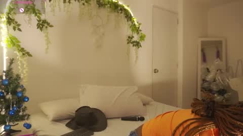 Snapshot of emmasanzoficial chatting on 11/29/25, 11:35 Sara online show from 11/29/25, 11:35