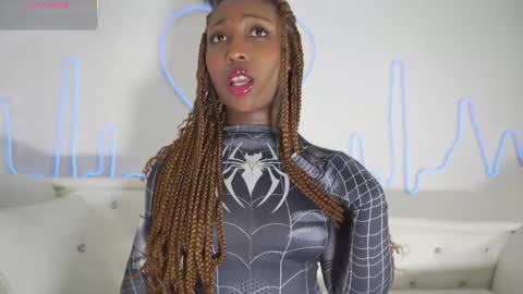 Snapshot of emmasanzoficial chatting on 11/30/25, 11:47 Sara online show from 11/30/25, 11:47