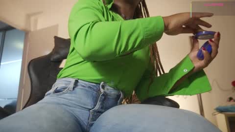 Snapshot of emmasanzoficial chatting on 12/19/25, 12:01 Sara online show from 12/19/25, 12:01