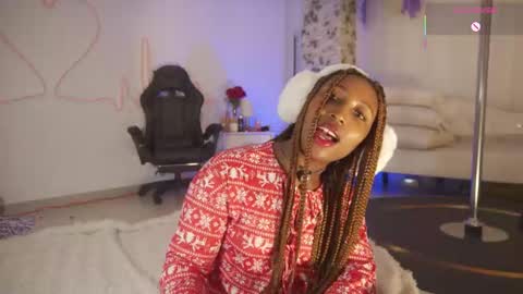 Snapshot of emmasanzoficial chatting on 12/22/25, 12:35 Sara online show from 12/22/25, 12:35