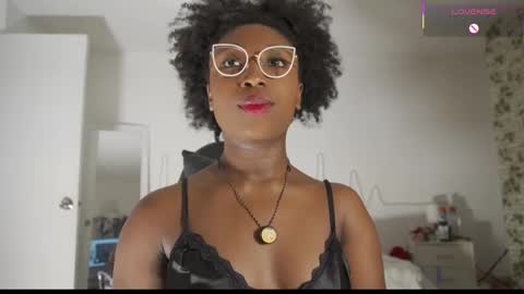 Snapshot of emmasanzoficial chatting on 01/08/26, 11:34 Sara online show from 01/08/26, 11:34