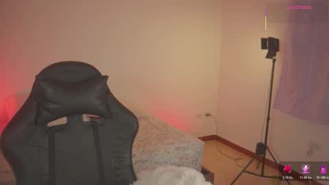 Snapshot of emmasanzoficial chatting on 02/02/26, 11:42 Sara online show from 02/02/26, 11:42