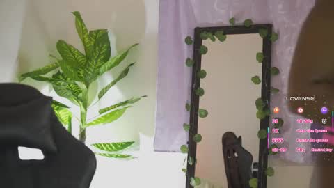 Snapshot of emmasanzoficial chatting on 02/19/26, 11:50 Sara online show from 02/19/26, 11:50