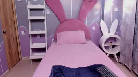 Snapshot of emmathompson__ chatting on 04/11/26, 02:05 emmathompson__ online show from 04/11/26, 02:05