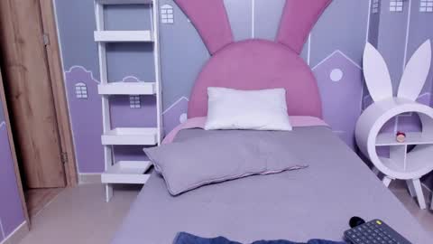 Snapshot of emmathompson__ chatting on 04/12/26, 01:49 emmathompson__ online show from 04/12/26, 01:49