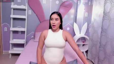 Snapshot of emmathompson__ chatting on 04/19/26, 02:22 emmathompson__ online show from 04/19/26, 02:22