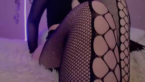 Snapshot of emmawise221 chatting on 09/22/25, 01:02 Emma online show from 09/22/25, 01:02