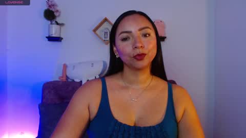 Snapshot of emmi_cam chatting on 09/10/25, 02:44 Emmi Cam online show from 09/10/25, 02:44