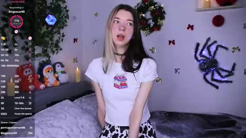 Snapshot of emmie_everly chatting on 12/20/25, 01:18 emmie_everly online show from 12/20/25, 01:18