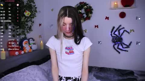 Snapshot of emmie_everly chatting on 12/21/25, 11:17 emmie_everly online show from 12/21/25, 11:17