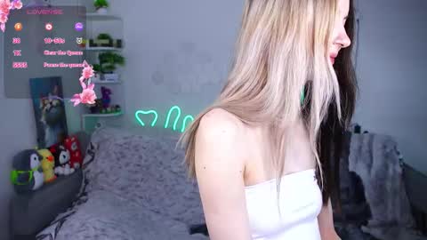 Snapshot of emmie_everly chatting on 03/12/26, 12:11 emmie_everly online show from 03/12/26, 12:11