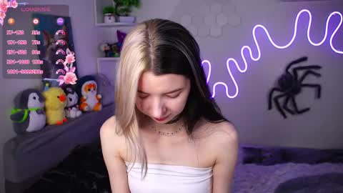 Snapshot of emmie_everly chatting on 04/16/26, 09:39 emmie_everly online show from 04/16/26, 09:39