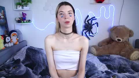 Snapshot of emmie_everly chatting on 07/14/26, 12:44 emmie_everly online show from 07/14/26, 12:44